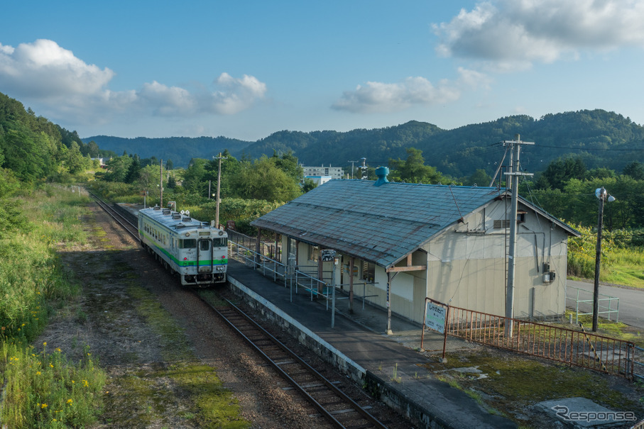 夕張支線鹿ノ谷駅で発車を待つ上り列車。かつては夕張支線を軸に、炭鉱へ通じる私鉄や専用線が接続していたが、その面影も消えようとしている。鹿ノ谷駅はかつて、夕張本町駅と野幌駅を結んでいた夕張鉄道が接続しており、広大な側線や機関庫が炭鉱鉄道の威容を示していた。