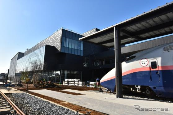 建設中の鉄道博物館新館。手前は3月14日から展示されているE1系新幹線電車。