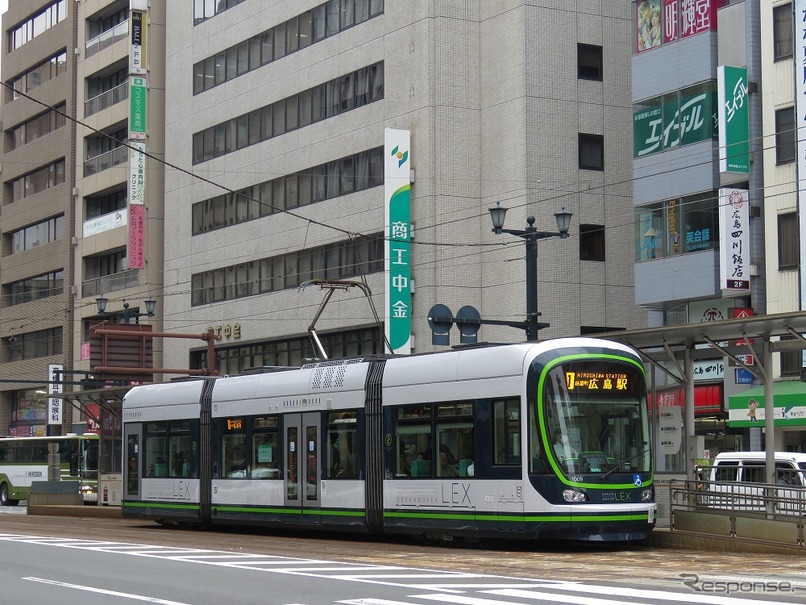 2013年に登場した広島電鉄の超低床車両1000形「グリーンムーバーLEX」。2005年に登場した5100形「グリーンムーバーマックス」に次ぐ超低床車両で、現在、12両が在籍。2号線（広島駅～広電宮島口間）を除く全線で運行されている。