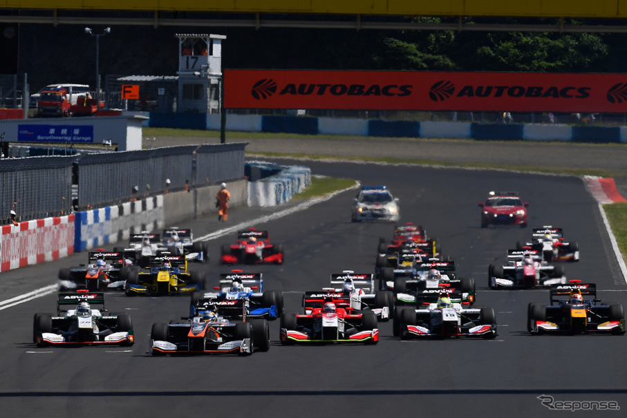 2017年スーパーフォーミュラ岡山戦の模様（当時は2レース制）。
