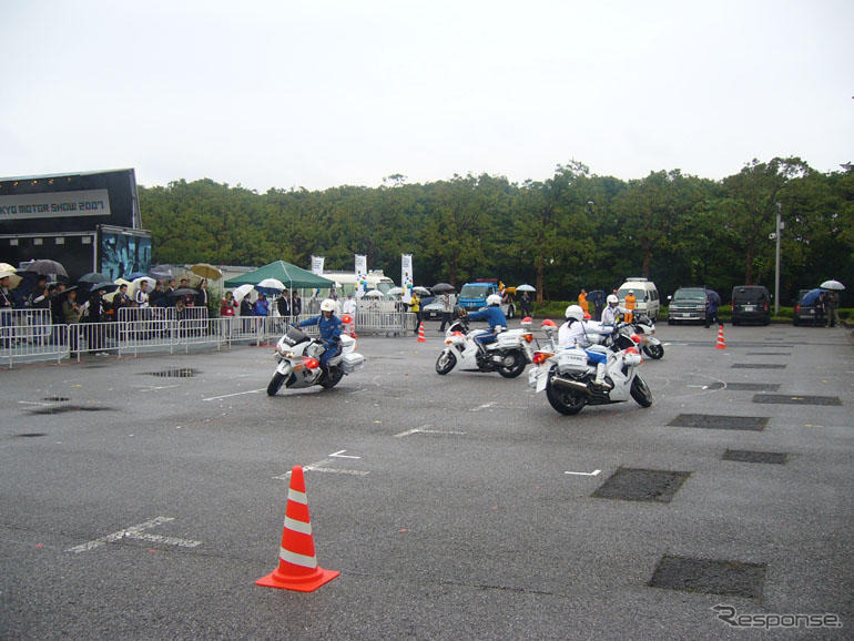 【東京モーターショー07】女性白バイ隊員も男性顔負けの演技…千葉県警