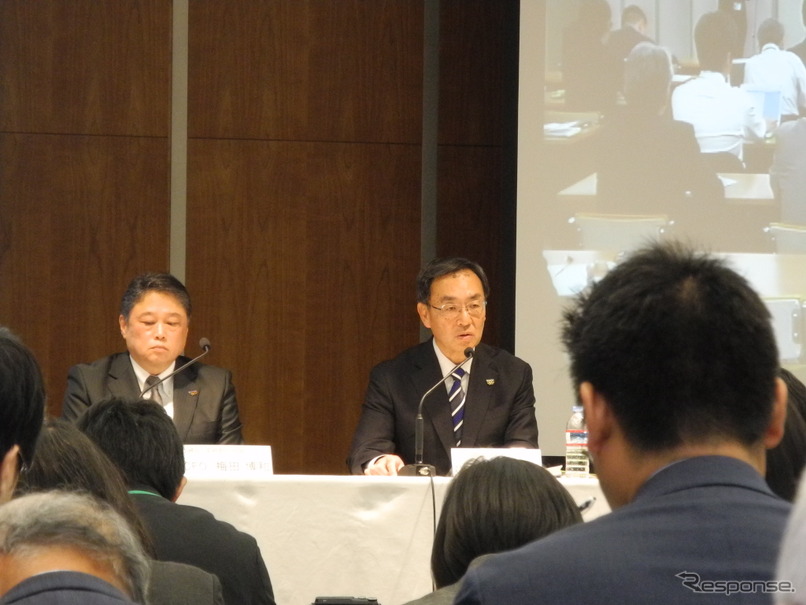 決算会見の記者の質問に答えるパナソニックの津賀一宏社長（右）