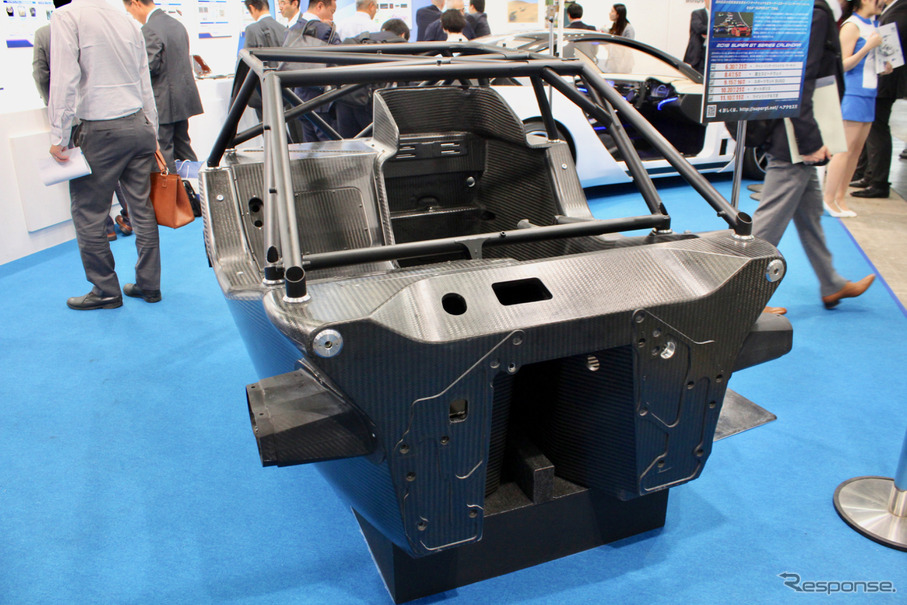 東レのブースに展示されていたSUPER GTのGT500マシン用カーボンモノコック。オートクレーブ製法で製作されている。