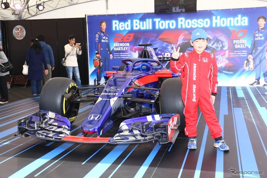 Red Bull Toro Rosso Honda STR13 Prototypeと記念撮影