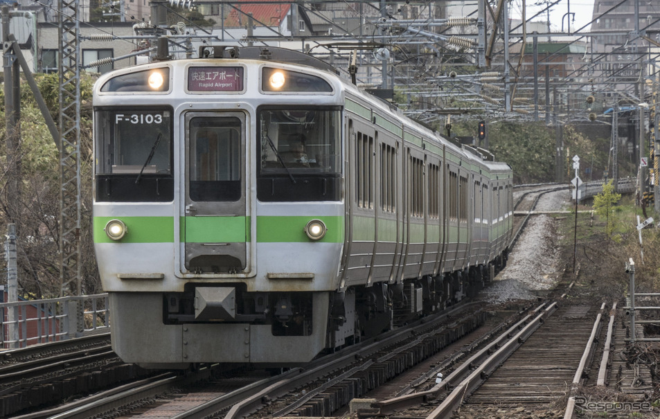 小樽～札幌～新千歳空港間で運行されている快速『エアポート』。写真は721系電車だが、733系電車の車内でも公衆無線LANサービスが開始される。