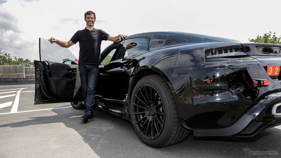 ポルシェ タイカンの開発プロトタイプ車とマーク・ウェバー氏