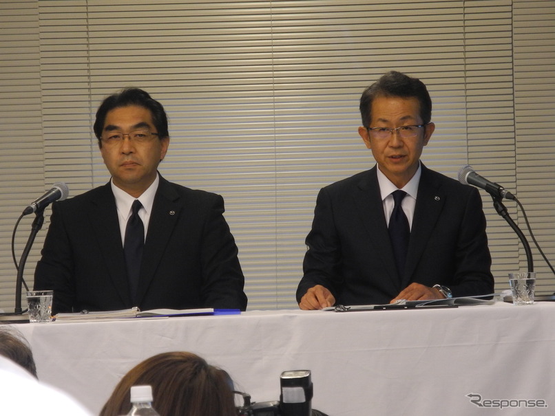 （左から）マツダの向井武司常務執行役員と菖蒲田清孝取締役専務執行役員
