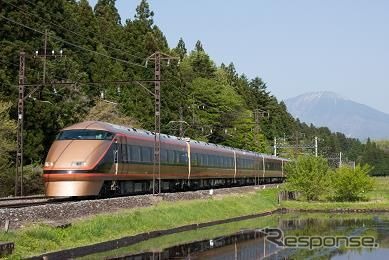 初の新宿発東武線直通夜行列車に使われる東武100系「スペーシア」。