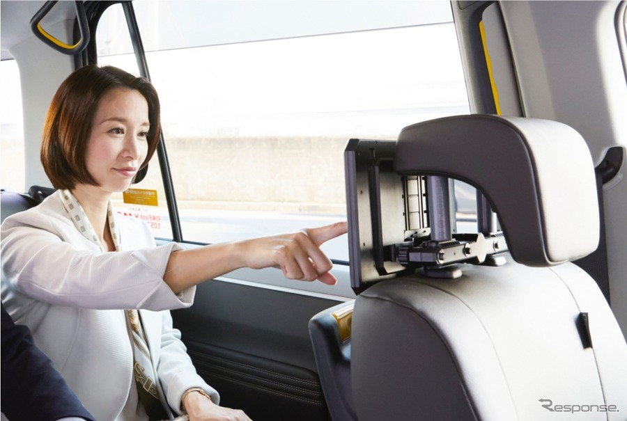 交通系ICや電子マネーでタクシー料金を決済できるマルチ端末「決済機付きタブレット」の使用イメージ