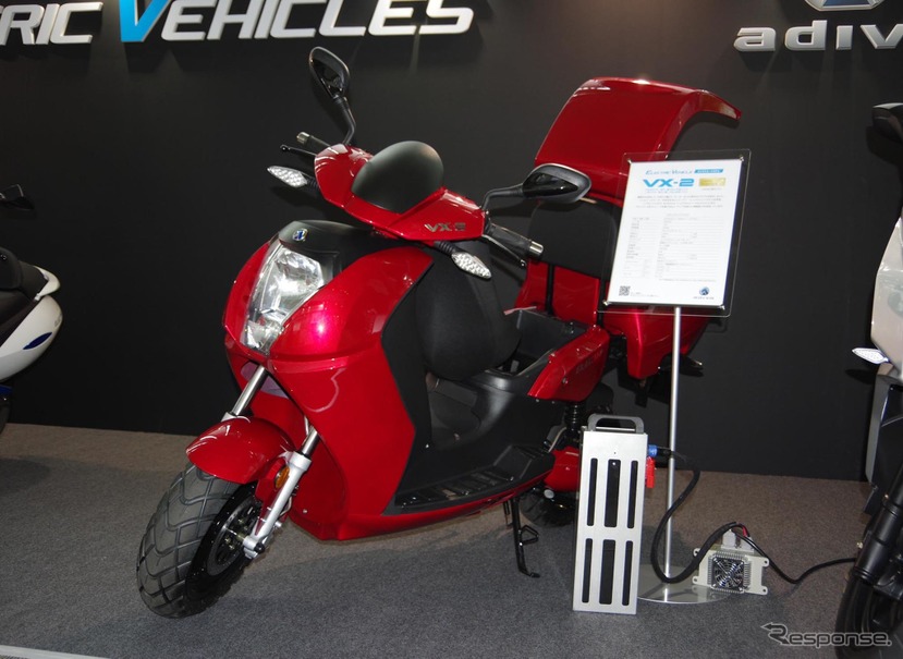 原付免許で乗れるevスクーター Adiva Vx 2 日本初公開 脱着式バッテリーに充電 レスポンス Response Jp
