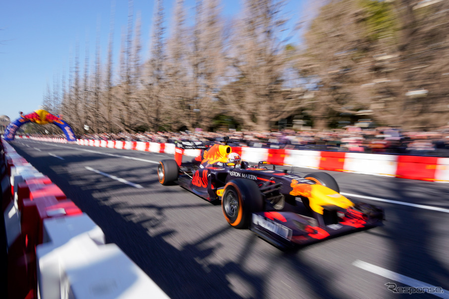 F1 レッドブル レーシングのフェルスタッペンとガスリー 外苑いちょう並木で激走を披露 レスポンス Response Jp F1 レッドブル レーシングのフェルスタッペンとガスリー 外苑いちょう並木で激走を披露 レスポンス Response Jp