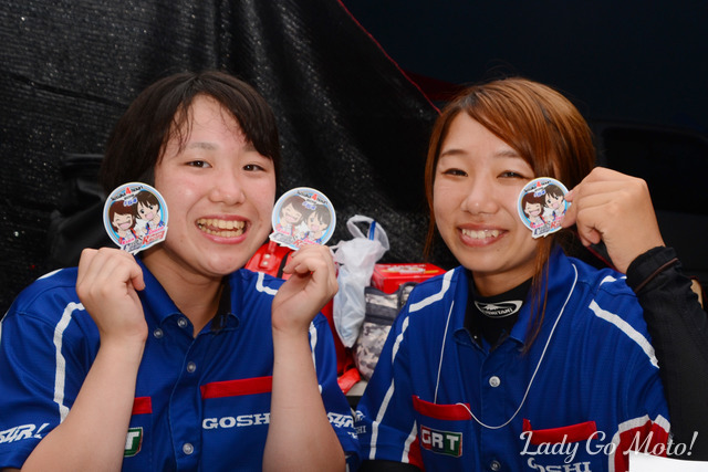 笑顔が素敵なGOSHI Racingの片山千彩都さん（左）と小椋華恋さん（右）。2人をデザインしたステッカーを持ってパチリ