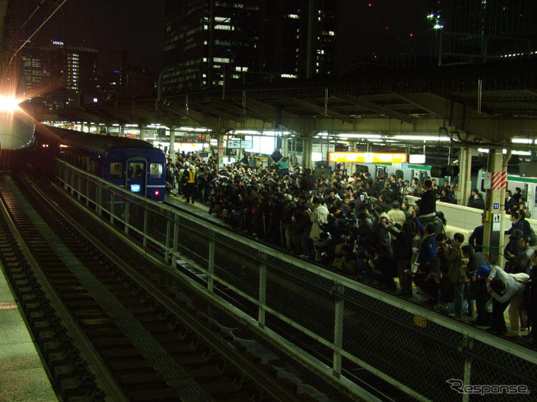 東京発大阪行---最後の寝台急行 銀河 と盛況の夜行バス