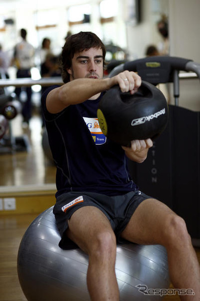 ルノーがアロンソにスペインGPでの改善を約束