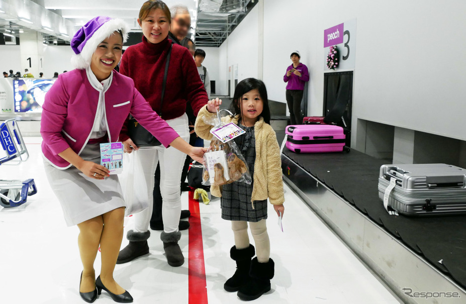 搭乗した子供にクリスマスプレゼント ピーチが成田空港でサプライズ レスポンス Response Jp