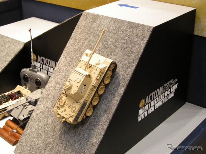 東京おもちゃショー08…タミヤのラジコン戦車、40度の斜度も走破