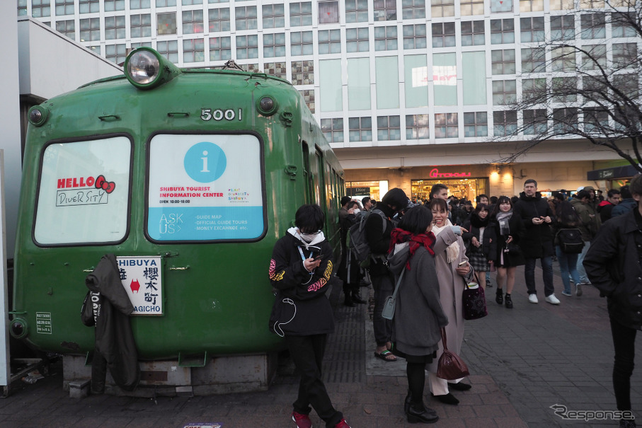 青 ガエル 渋谷 渋谷駅前の新観光案内所「SHIBU HACHI