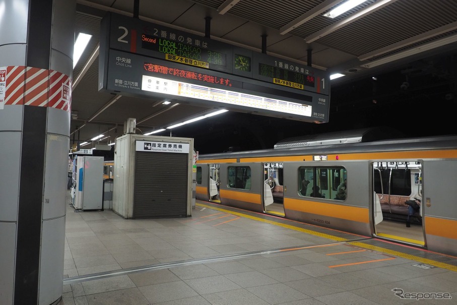 JR東日本では山手線をはじめとした首都圏12線で終夜運転を計画していた。写真は2020年元旦に東京駅で発車を待つ中央線下り終夜運転列車。