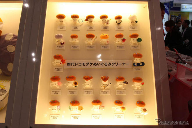 【CEATEC08】写真蔵…ドコモはセパレートケータイか、歴代ドコモダケか