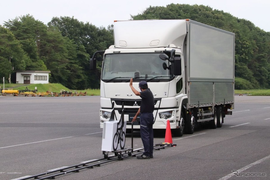 ハザード点滅 ホーン鳴りっぱなしの車は緊急事態 三菱ふそうの安全支援装備を体験 動画 レスポンス Response Jp