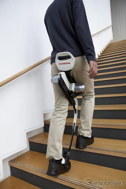 ホンダ歩行アシスト…体重支持型の試作機を公開