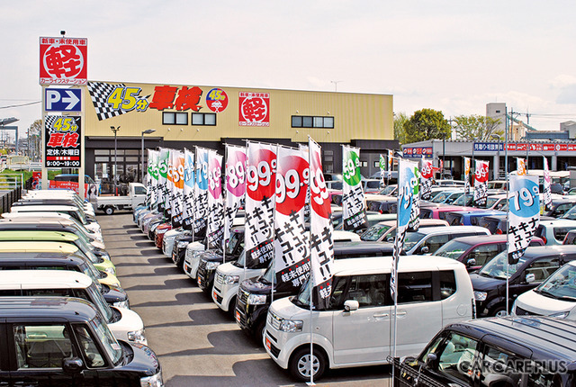 岩槻インター店は広い敷地に販売車両が並ぶ