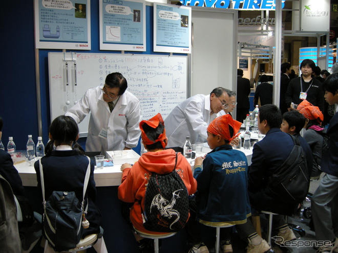 【エコプロダクツ08】ボッシュの理科実験に小学生が興味津々
