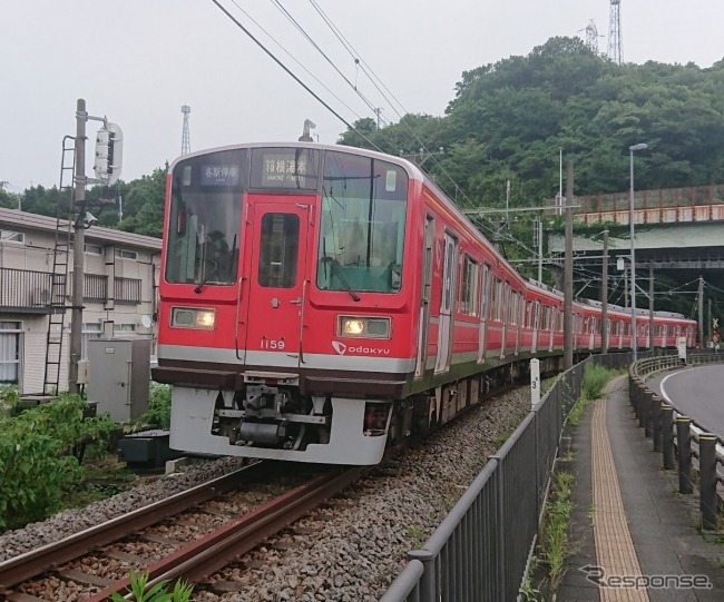 赤い1000形2本を併結した列車。前4両はすでに廃車された1059編成。同車が車両基地で2本揃って披露されるのは最初で最後となる。