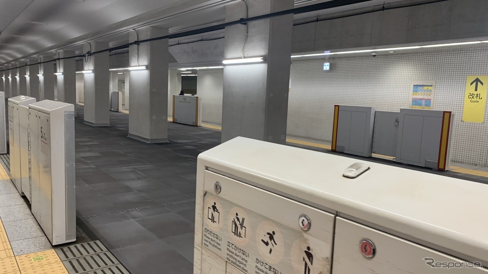 「豊住線」が分岐する東京メトロ有楽町線豊洲駅。ホームドアが挟む不自然な空間は東京オリンピック・パラリンピックの混雑回避のために埋められた旧2・3番線。