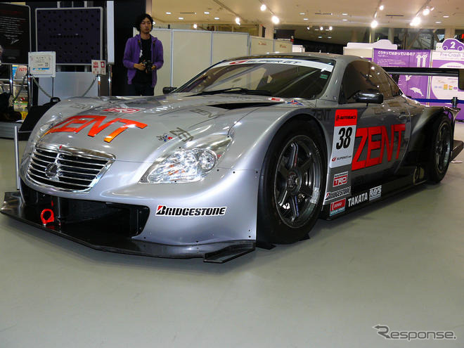 【トヨタスポーツ09】GT500仕様のレクサス SC430…08年型と比較