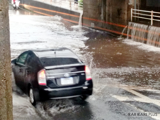 ゲリラ豪雨の時も車両保険に入っていれば安心