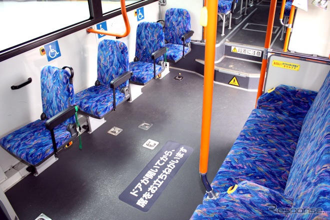 バス車内事故防止のため、床にステッカー
