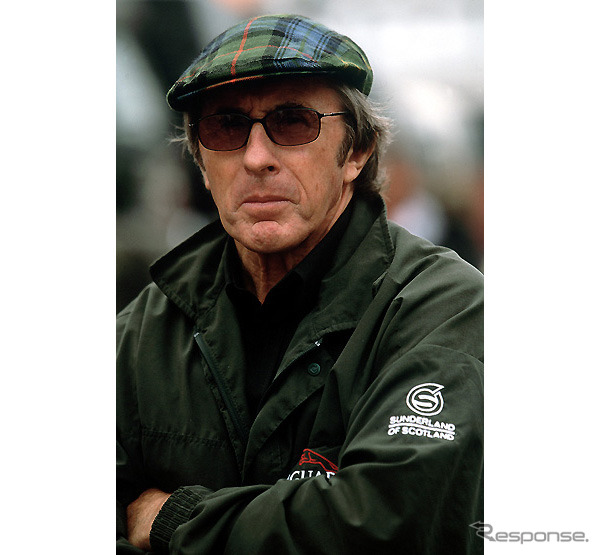 サー・スチュワートが頬の腫瘍を除去