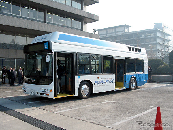 燃料電池バス『FCHV-BUS1』、霞が関で「発車オーライ!」