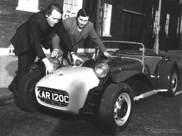 セブンとグラハム・ニアーン氏（写真右）