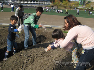 種まきボランティア参加親子が種まきをする様子