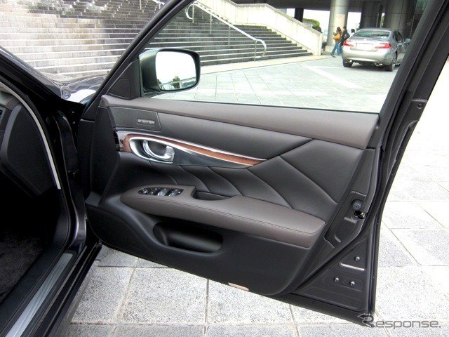 日産 フーガ 新型発表 右ドアを内側から左手で開ける レスポンス Response Jp