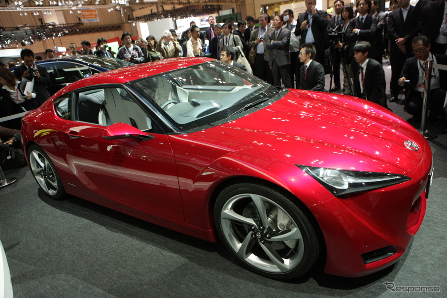 FT-86。スポーツカーの展示ブースには若者も多く訪れていたが…（東京モーターショー09）