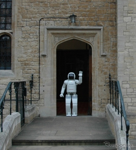 英ウインザー城を訪問したASIMO（アシモ）