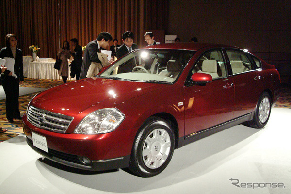株価】自社株買いと『ティアナ』好調---日産が900円台回復 