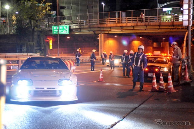 首都高速中央環状線で、警視庁の検問に呼び込まれる乗用車（撮影＝中島みなみ）