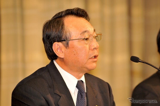 9日、トヨタ自動車東京本社ビルで、豊田社長と並んで会見を行う佐々木副社長（撮影＝中島みなみ）