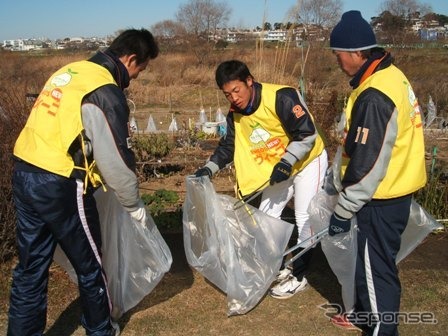 グラウンド周辺の清掃活動を実施するENEOS野球部員の様子（2010年1月16日実施）