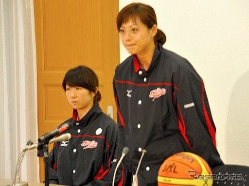 右からJALラビッツ岩村裕美主将と矢代直美（日本代表）選手（撮影＝中島みなみ）