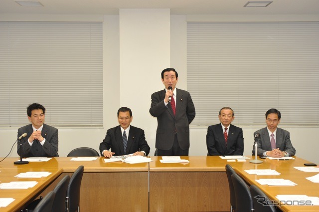 左から大西健介事務局長、大畠章宏副会長、高木義明会長、渡邉浩之ITS Japan会長、天野肇同専務理事（撮影＝中島みなみ）