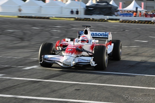 トヨタF1のデモランの様子。トヨタのサードドライバーだった可夢偉選手がステアリングを握った