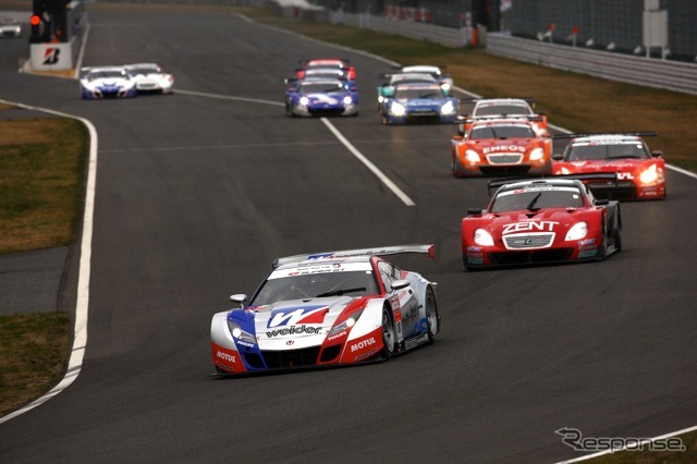 第1戦、先頭はホンダHSV-010 GT