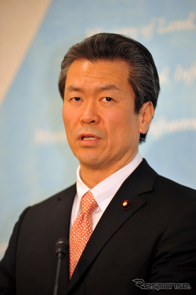 26日夕の定例記者会見に臨む馬淵国交副大臣（撮影＝中島みなみ）