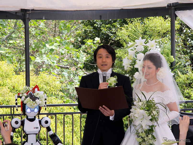 ロボットが立会人 世界初の結婚式を実施 レスポンス Response Jp ロボットが立会人 世界初の結婚式を実施 レスポンス Response Jp