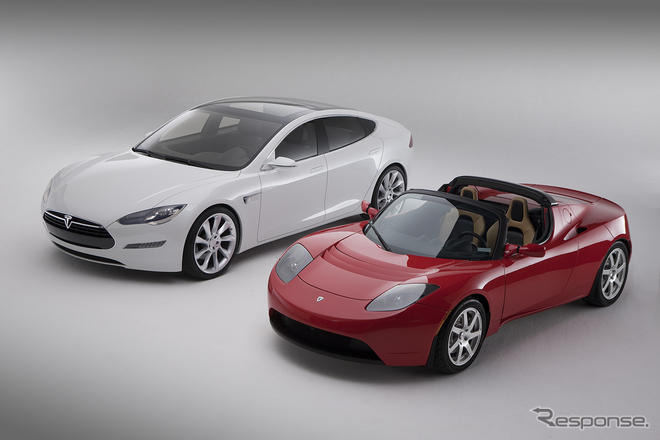 2012年に生産開始予定のモデルS（左）と、ロードスター（右）